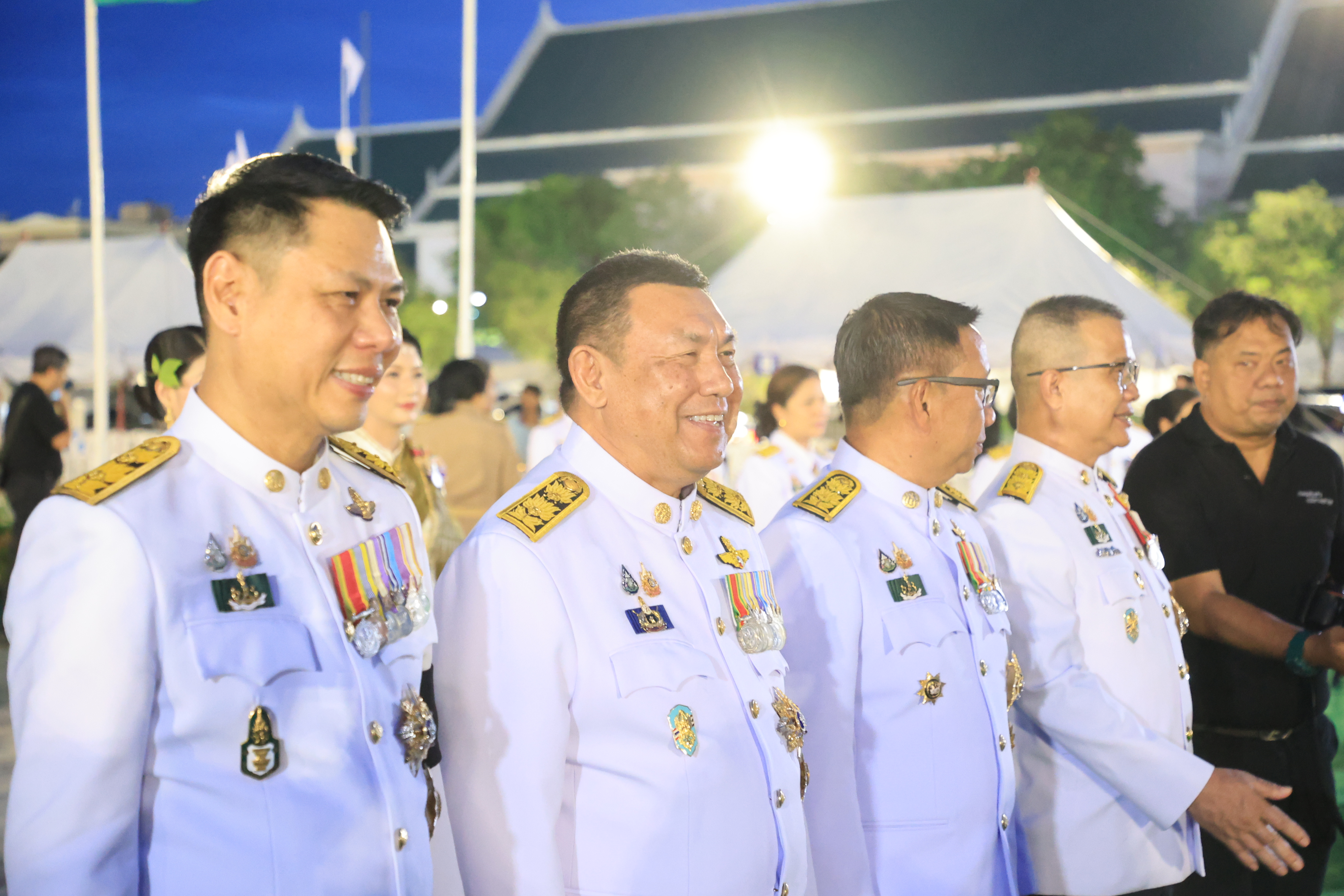 title - ปลัดเกษตรฯ ผู้ทำหน้าที่พระยาแรกนา พร้อมด้วยเทพีคู่หาบทองและเทพีคู่หาบเงิน ทำพิธีล้างมือพระยาแรกนา และเจิมหน้าพระโค